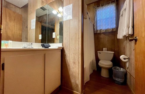 Zwolle Cabin | Spacious Triplex Cabin with Lake Views and Fishing Pier Near Zwolle, Louisiana