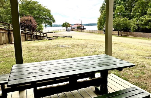 Zwolle Cabin | Spacious Triplex Cabin with Lake View & Fishing Pier, Shared Outdoor Deck, Near Zwolle, LA