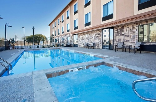Mineral Wells Hotel | Spacious Unit for Business Travel, Free Breakfast, Free Parking, Free Wifi