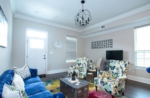 Broadmoor House | Spacious Uptown 3Br with Cozy Beds and Southern Charm