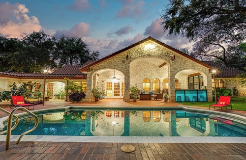 North San Antonio - SAT House | Spanish Hacienda-Heated Pool-Outdoor Oasis-HUGE Game Room-Sleeps 16-EPIC!