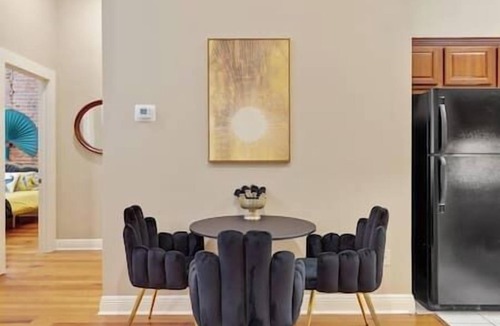 Downtown Apartment | Speakeasy Loft - 1920s style w/Gated Parking