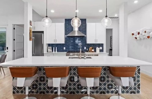Galindo House | Splash Manor! Heated Pool, Gym, and Shuffleboard Table
