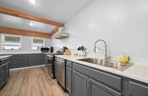 Golden Meadow House | Sportsman's Paradise: Fourchon Waterfront | Walk to Marina | Sleeps 10