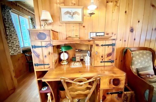 Florence Cottage | Spread Eagle Waterfront! Classic Log Cottage w/King Bed