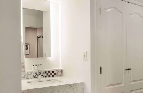 Faubourg Lafayette Hotel | St Charles Coach House, an Ascend Collection Hotel