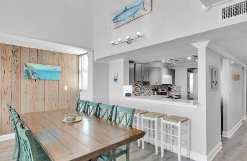 Meadows House | St Thomas - Waterfront Penthouse sleeps 16 w Pool & Boat Dock