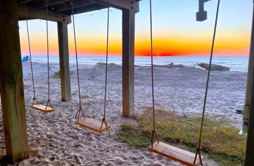 Surfside Beach House | Starfish Beachfront Swim-Up