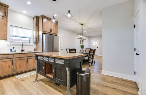 San Angelo House | Stay at Sunrise is a golden retreat located one block from the river.