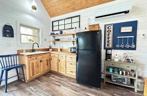 Jones Mills Cabin | Stay in a Treehouse Escape at Lake Catherine/Fire Pit + Lake Toys + Privacy