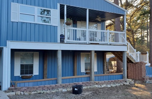 Crockett Apartment | Stay 'n' Play Upstairs 2 Bedroom Apartment 1/4 mile from Houston County Lake