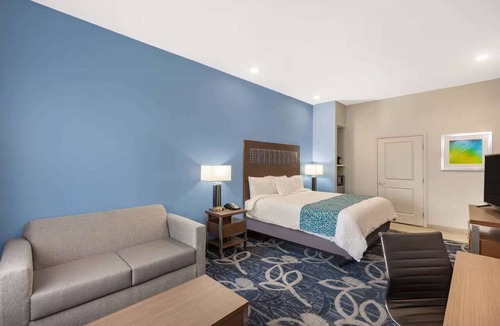 Southeast Houston Hotel | Stay Near Airport with Free Breakfast & Parking
