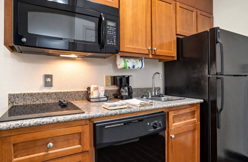 Denham Springs Hotel | Stay Near Denham Springs Antique Village + Kitchenette and Breakfast