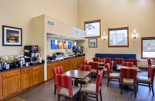 Highlands - Perkins Hotel | Stay Near LSU & Tiger Stadium w/Free Breakfast, Outdoor Pool, and Parking