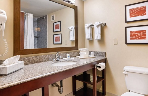 Highlands - Perkins Hotel | Stay Near LSU & Tiger Stadium w/Free Breakfast, Outdoor Pool, and Parking