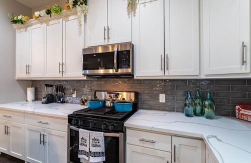 Riverside Terrace House | Stay Near Med Center/GYM/Hot Tub/pool Access