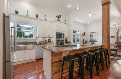 Garden District Apartment | Stayloom’s Enchanting Garden District Home | Pool