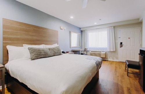 Clear Lake Shores Hotel | Steps Away from Kemah Boardwalk: Couple Stay with Easy Access to Route 146