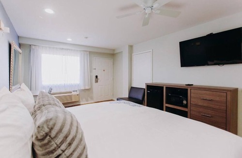 Clear Lake Shores Hotel | Steps Away from Kemah Boardwalk: Couple Stay with Easy Access to Route 146