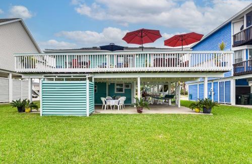 Pirates Beach House | Steps to Pirate Beach: Galveston Home w/Deck!