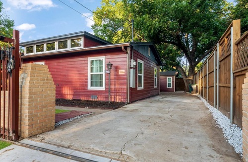Fort Worth House | Stockyards Longhorn House, 1/8 mi to Stockyards-Sleeps up to 11-add 10 next door
