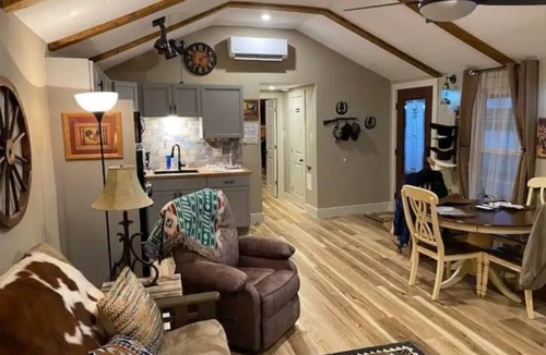 Fort Worth Cabin | Stockyards-Walk 1.5 Block to StockYards-Cowboy Cabin, TCU close by