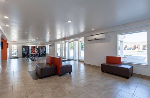 Bryan Hotel | Studio 6 Bryan, TX - University Area