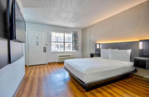 St. Johns Hotel | Studio 6 Extended Stay - Austin, TX - Midtown