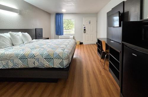 Sulphur Hotel | Studio 6 Sulphur LA