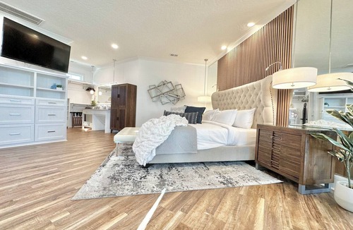 Cedar Bluff Apartment | “Studio A” Fall Escape w/Heated Pool, Lake, SplashPad, HotTub, Kayaks, firepit!
