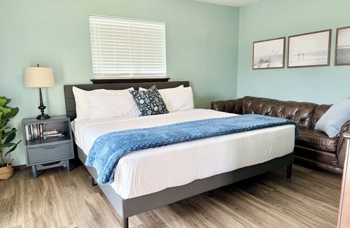Grayland Hotel | Studio | Full Kitchen | Pet-Friendly