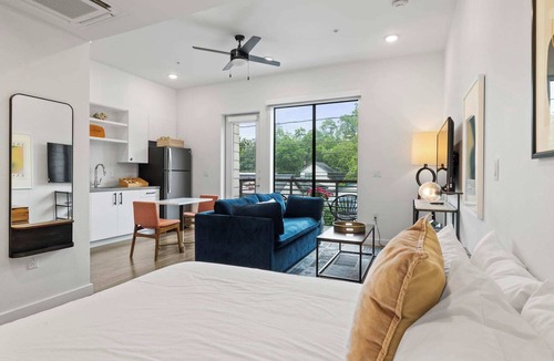 East Cesar Chavez Apartment | Studio - Queen & Sofa Bed|Downtown Austin|Balcony