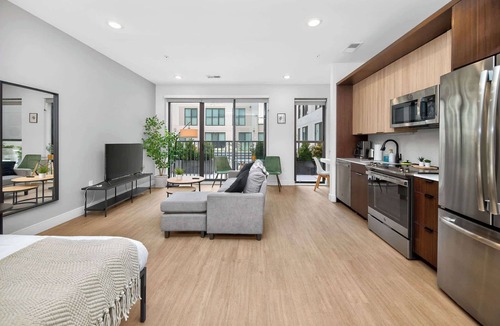Pendleton House | Studio to Downtown w Rooftop