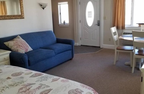 Edgecomb Cottage | Studio with kitchen & balcony Sheepscot Harbour Studio #215