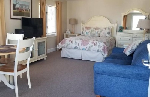 Edgecomb Cottage | Studio with kitchen & balcony Sheepscot Harbour Studio #215