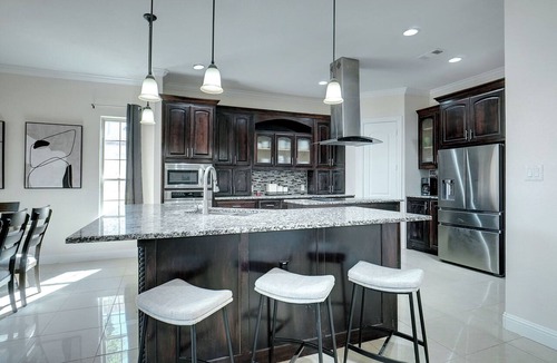 Irving House | STUNNING 5br 4 ba with Pool, Spa, & Game Room, Near DFW & Love Field Airports