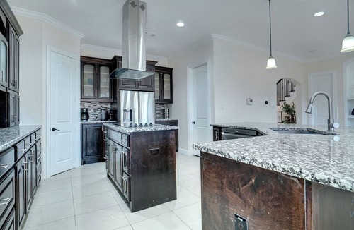 Irving House | STUNNING 5br 4 ba with Pool, Spa, & Game Room, Near DFW & Love Field Airports