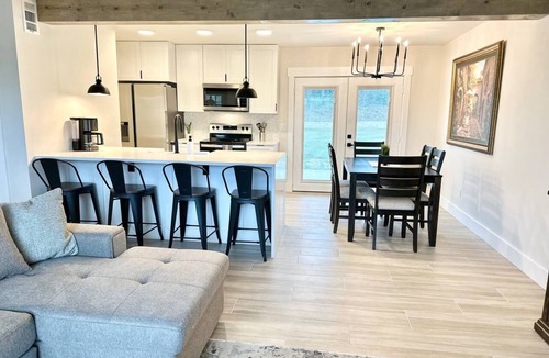 Wetmore House | Stunning Glass Balcony Townhome with Rolling Hills View Near Six Flags & Boerne