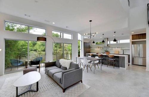 Tarrytown House | Stunning Modern Home w Pool and Hot Tub in DT