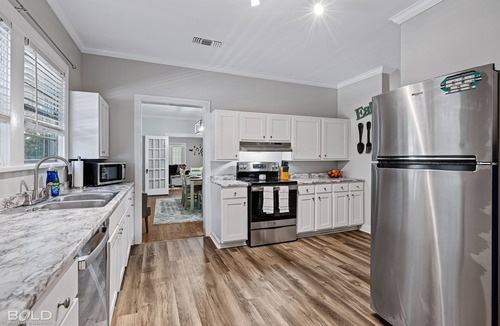 Broadmoor House | Stunning, southern charm home w/king bed
