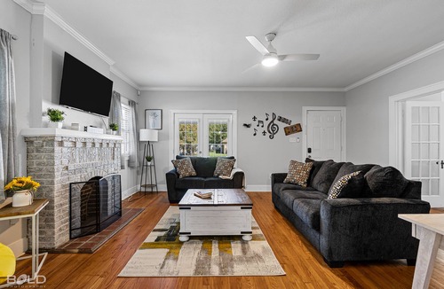 Broadmoor House | Stunning, southern charm home w/king bed