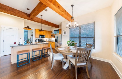 Leander Cabin | Stunning sunset view Cabin on Northshore Lake Travis