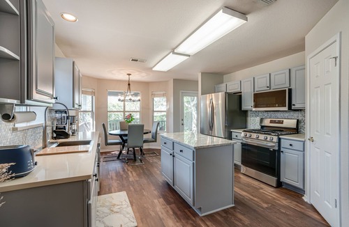 Legend Hills House | Stunning View at the Rim! Gated and CLEAN! 6 Flags, La Cantera, Top Golf <1mi