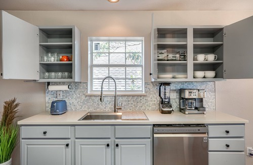 Legend Hills House | Stunning View at the Rim! Gated and CLEAN! 6 Flags, La Cantera, Top Golf <1mi