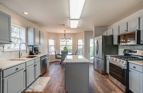 Legend Hills House | Stunning View at the Rim! Gated and CLEAN! 6 Flags, La Cantera, Top Golf <1mi