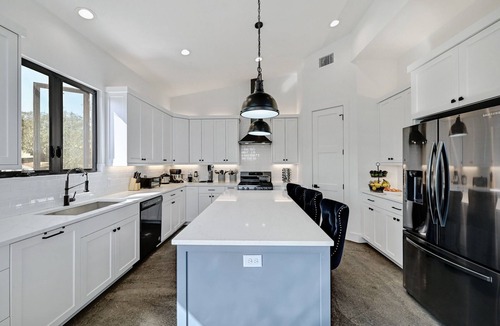 Apache Shores Villa | Stunning View Villa for families - with a Pool, Basketball court & playground