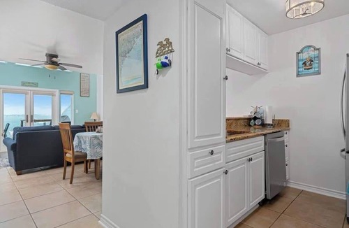 Key Allegro Condo | Stunning Waterfront Condo on the Bay with Private Boat Slip-Little Bay Getaway