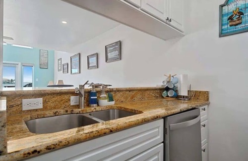 Key Allegro Condo | Stunning Waterfront Condo on the Bay with Private Boat Slip-Little Bay Getaway