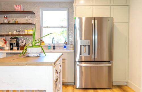 Saint Jo House | Stylish 3BR Southwest home for 6 near wineries, dining, and breweries. Features a chef’s kitchen, spacious living area, washer/dryer, and a private backyard with a unique guitar-shaped fire pit.