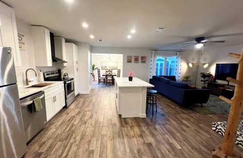 Denton House | Stylish 4BR Retreat in Denton | Sleeps 10 UNT TWU